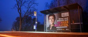 Ein Wahlplakat mit Sahra Wagenknecht ist am frühen Morgen an einer Bushaltestelle zu sehen.
