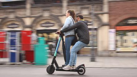 Zu zweit auf einem E-Scooter zu fahren, ist beliebt, aber verboten.