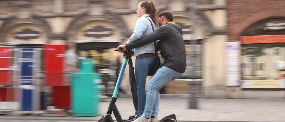 Zu zweit auf einem E-Scooter zu fahren, ist beliebt, aber verboten.