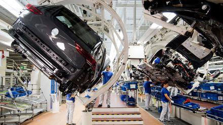 Die deutsche Automobilindustrie fordert von der Politik, das Verbrenner-Aus im Jahr 2035 zu kippen. 