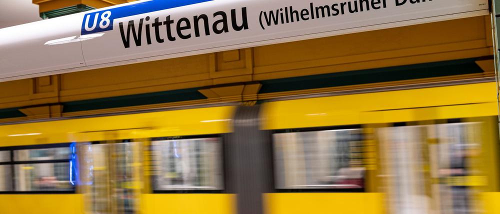 Die Polizei führte Waffenkontrollen entlang der U8 durch. (Symbolbild)