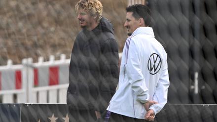 Nur Zuschauer beim Training: Nick Woltemade mit Co-Trainer Benjamin Hübner (r). 