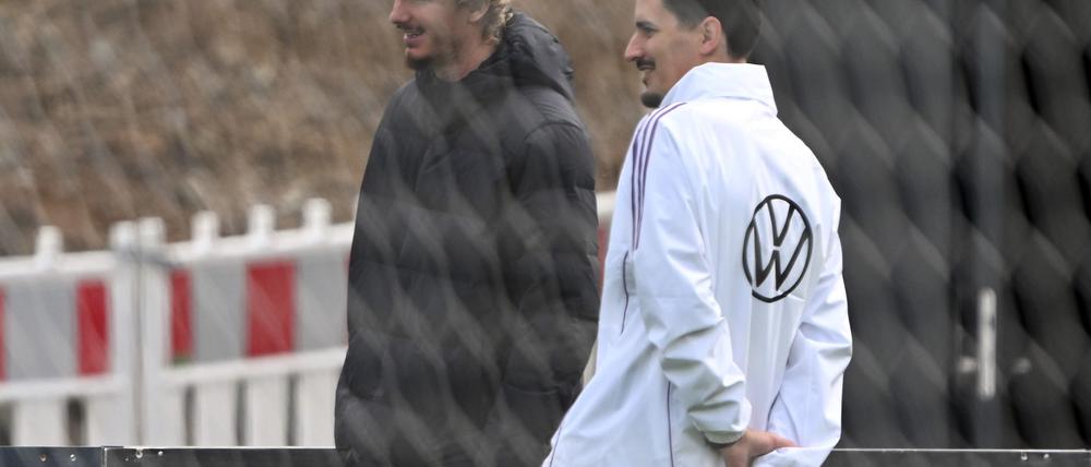 Nur Zuschauer beim Training: Nick Woltemade mit Co-Trainer Benjamin Hübner (r). 