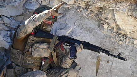 Ein russischer Soldat einer Angriffseinheit der Streitkräftegruppe „Zentr Zentrum“ am Frontabschnitt Krasnoarmeysk-Pokrowsk in der Volksrepublik Donezk.