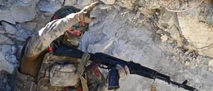 Ein russischer Soldat einer Angriffseinheit der Streitkräftegruppe „Zentr Zentrum“ am Frontabschnitt Krasnoarmeysk-Pokrowsk in der Volksrepublik Donezk.