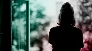 Eine Frau steht am Fenster
