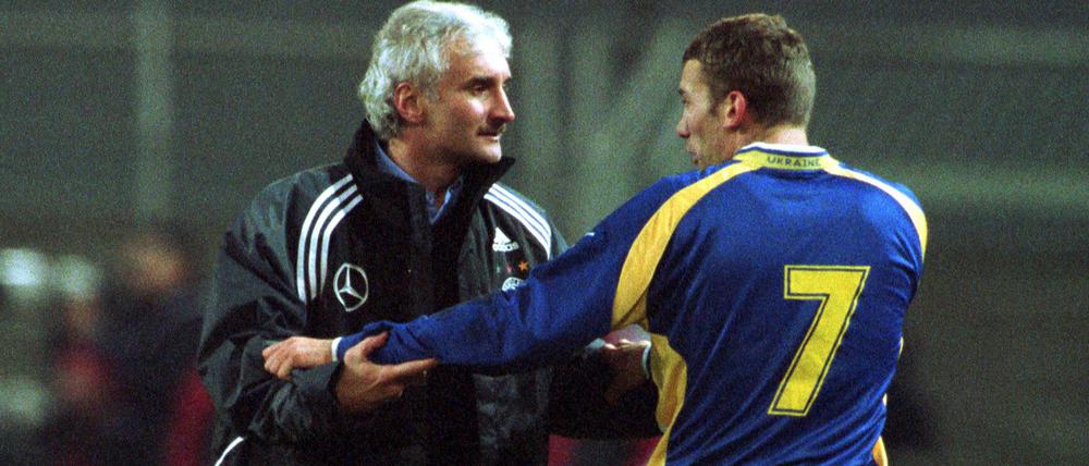 Heißer Tanz. Im November 2001 traf Teamchef Rudi Völler (l.) in den Play-offs zur WM in Japan und Südkorea auf die Ukraine mit ihrem Stürmerstar Andrej Schewtschenko.