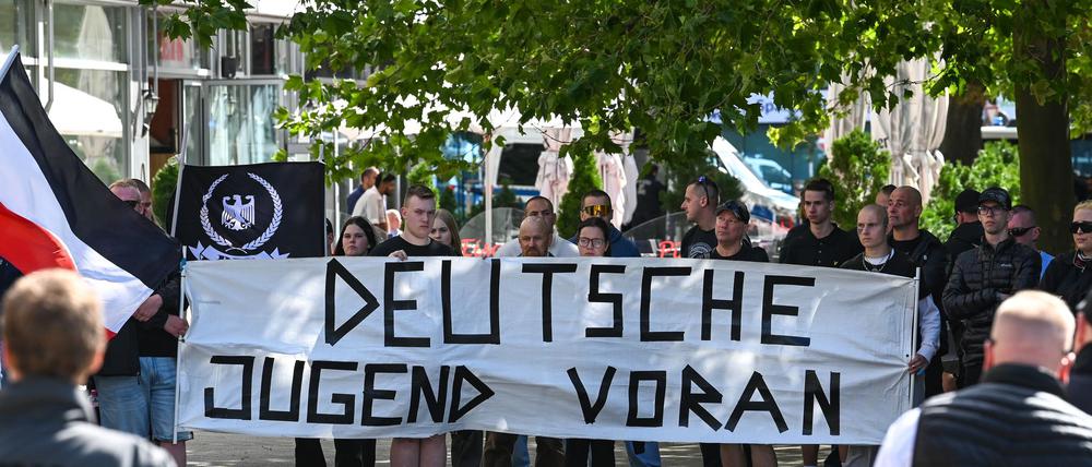 Die Gruppe „Deutsche Jugend Voran“ wird von der Bundesregierung als Beispiel für eine junge, rechtsextreme Gruppierung genannt. (Archivbild)