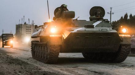 Archivbild: Eine Militärkolonne der selbsternannten Volksrepublik Donezk nähert sich dem Kontrollpunkt Perekop an der ukrainischen Grenze. 