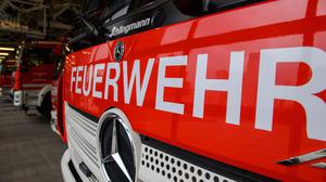  Fahrzeuge der Feuerwehr stehen in der Feuerwache.