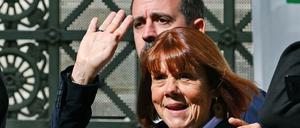 Gisele Pelicot (v) und ihr Sohn Florian Pelicot verlassen während einer Pause im Rahmen des Berufungsprozesses das Gerichtsgebäude.