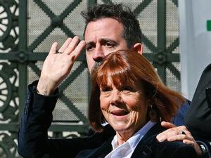 Gisele Pelicot (v) und ihr Sohn Florian Pelicot verlassen während einer Pause im Rahmen des Berufungsprozesses das Gerichtsgebäude. 