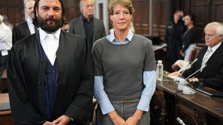 Anwalt Ingo Bott und seine Mandantin Christina Block stehen vor Prozessbeginn im Gerichtssaal. 