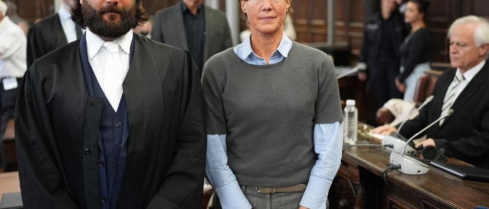 Anwalt Ingo Bott und seine Mandantin Christina Block stehen vor Prozessbeginn im Gerichtssaal. 