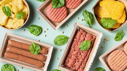 Eine Auswahl an Fleischersatzprodukten. Die Bezeichnung „Schnitzel“ soll nach Mehrheit des Europaparlaments bald für Veggie-Produkte nicht mehr erlaubt sein.