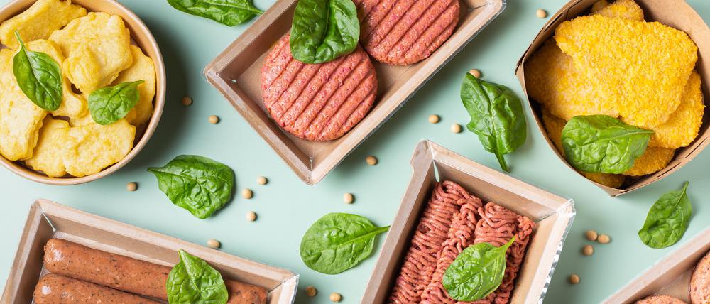 Eine Auswahl an Fleischersatzprodukten. Die Bezeichnung „Schnitzel“ soll nach Mehrheit des Europaparlaments bald für Veggie-Produkte nicht mehr erlaubt sein.