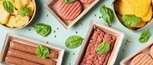Eine Auswahl an Fleischersatzprodukten. Die Bezeichnung „Schnitzel“ soll nach Mehrheit des Europaparlaments bald für Veggie-Produkte nicht mehr erlaubt sein.