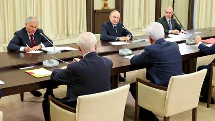Der russische Präsident Wladimir Putin bei einem Treffen mit den Führern der russischen Staatsduma.