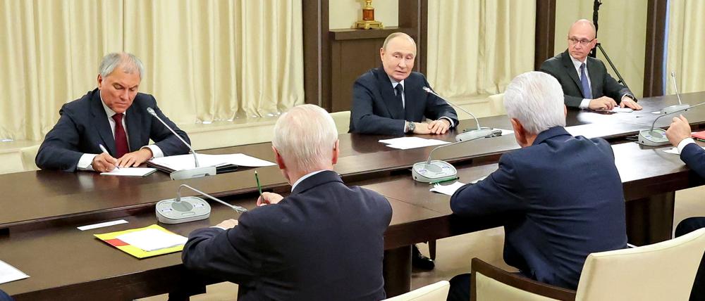 Der russische Präsident Wladimir Putin bei einem Treffen mit den Führern der russischen Staatsduma.