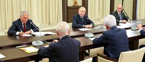 Der russische Präsident Wladimir Putin bei einem Treffen mit den Führern der russischen Staatsduma.