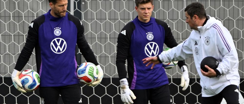 Oliver Baumann (l.) hört Torwart-Trainer Andreas Kronenberg aufmerksam zu. 