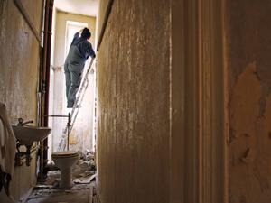 Mit einem Forderungsschreiben wollen Mieter aus Berlin-Neukölln eine Renovierung ihrer Wohnungen erreichen. Einige fühlen sich wie „Verbrecher“ behandelt. (Symbolfoto)