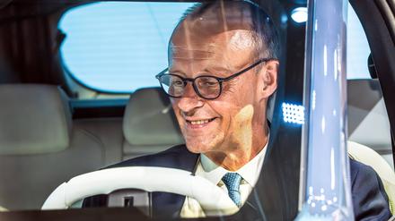 Bundeskanzler Friedrich Merz am Steuer des neuen BMW iX3, Elektro SUV.