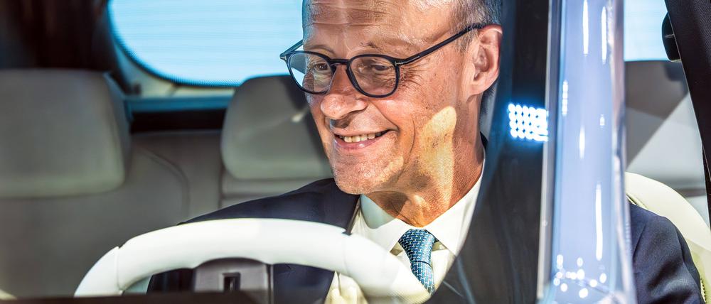Bundeskanzler Friedrich Merz am Steuer des neuen BMW iX3, Elektro SUV.