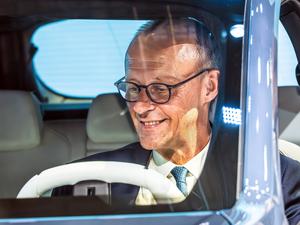 Bundeskanzler Friedrich Merz am Steuer des neuen BMW iX3, Elektro SUV.