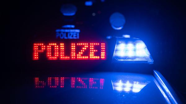ILLUSTRATION - 30.11.2023, Baden-Württemberg, Stuttgart: Zwei Polizisten stehen im Rahmen eines Fototermins vor einem Polizeifahrzeug (gestellte Szene). (zu dpa: «Lkw-Fahrer mit mehr als vier Promille unterwegs») Foto: Marijan Murat/dpa +++ dpa-Bildfunk +++