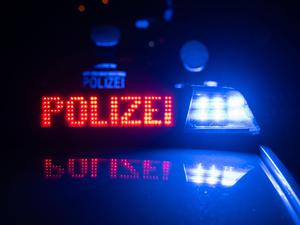 ILLUSTRATION - 30.11.2023, Baden-Württemberg, Stuttgart: Zwei Polizisten stehen im Rahmen eines Fototermins vor einem Polizeifahrzeug (gestellte Szene). (zu dpa: «Lkw-Fahrer mit mehr als vier Promille unterwegs») Foto: Marijan Murat/dpa +++ dpa-Bildfunk +++