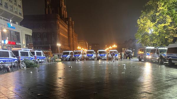 Neben dem Roten Rathaus waren zeitweise bis zu 300 Personen eingekesselt. 