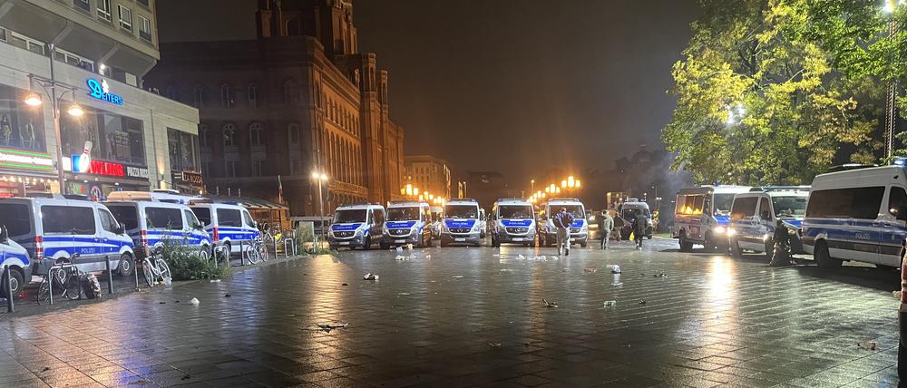 Neben dem Roten Rathaus waren zeitweise bis zu 300 Personen eingekesselt. 