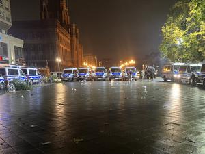 Neben dem Roten Rathaus waren zeitweise bis zu 300 Personen eingekesselt. 