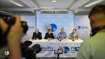 Pressesprecher Tino Schäfer, Polizeidirektorin Ursula Schönberg, Oberstaatsanwalt Bernd Haldorn von der Staatsanwaltschaft Hagen, sowie der Leiter der Mordkommission, Kriminalhauptkommissar Jens Rautenberg geben eine Pressekonferenz zu den Ermittlungen nach dem Messerangriff auf die neue Bürgermeisterin von Herdecke. 