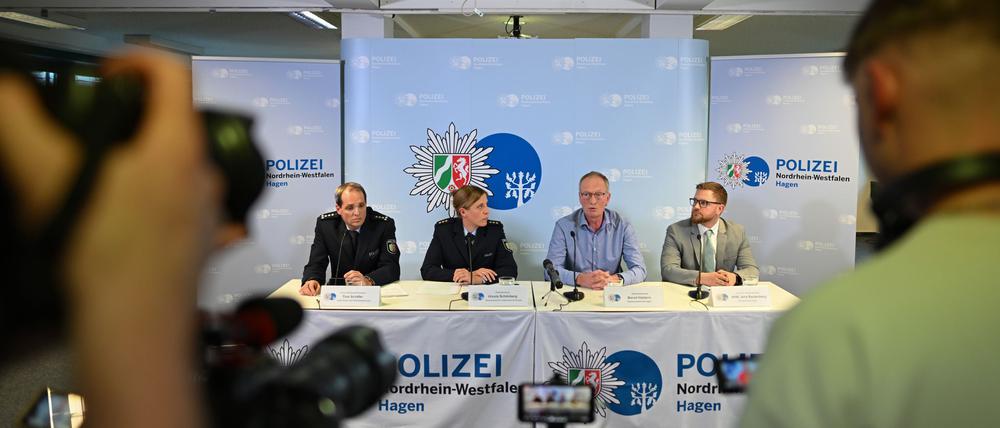 Pressesprecher Tino Schäfer, Polizeidirektorin Ursula Schönberg, Oberstaatsanwalt Bernd Haldorn von der Staatsanwaltschaft Hagen, sowie der Leiter der Mordkommission, Kriminalhauptkommissar Jens Rautenberg geben eine Pressekonferenz zu den Ermittlungen nach dem Messerangriff auf die neue Bürgermeisterin von Herdecke. 