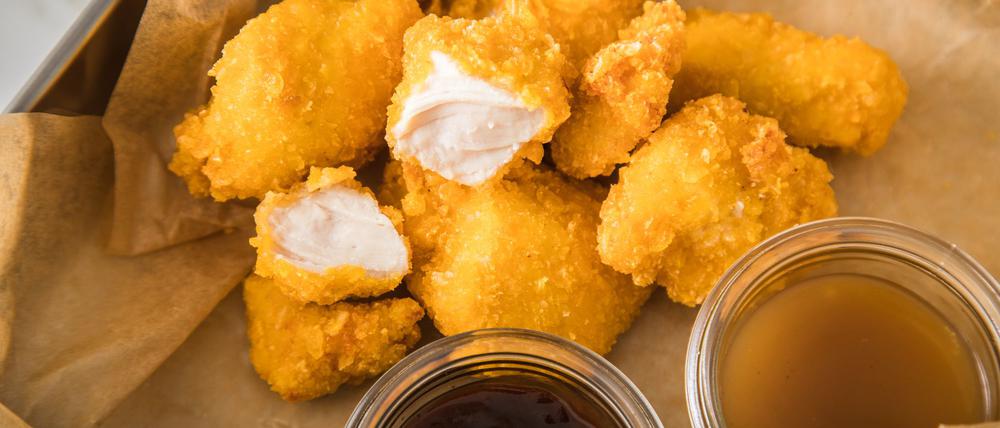 Hähnchenmastbetriebe aus Brandenburg stehen im Verdacht, in ihren Ställen gegen den Tierschutz verstoßen zu haben. Auch die Fastfood-Kette KFC reagiert.  (Symbolfoto)