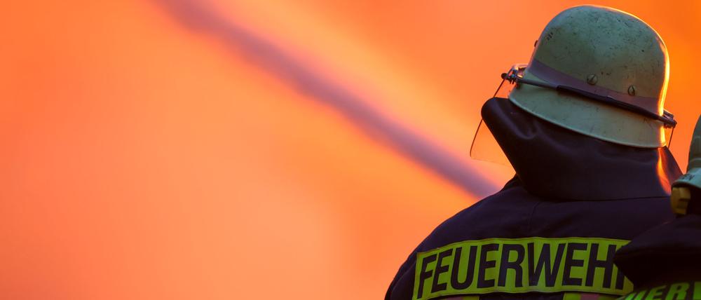 Ein Feuerwehrmann löscht ein großes Feuer.