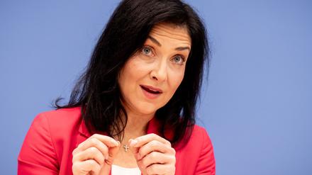 Katherina Reiche (CDU), Bundesministerin für Wirtschaft und Energie, spricht bei der Vorstellung der Herbstprojektion 2025 der Bundesregierung zur Konjunkturentwicklung in der Wirtschaft.