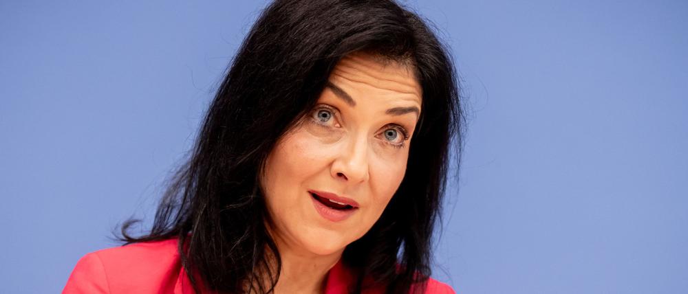 Katherina Reiche (CDU), Bundesministerin für Wirtschaft und Energie, spricht bei der Vorstellung der Herbstprojektion 2025 der Bundesregierung zur Konjunkturentwicklung in der Wirtschaft.