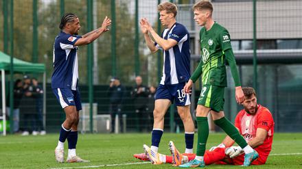 Jeremy Dudziak (links) stand am Mittwoch im Testspiel gegen Wolfsburg 90 Minuten für Herthas Profis auf dem Platz. 
