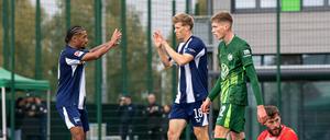 Jeremy Dudziak (links) stand am Mittwoch im Testspiel gegen Wolfsburg 90 Minuten für Herthas Profis auf dem Platz. 