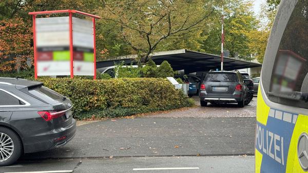 Einsatzwagen der Polizei stehen vor einer Paderborner Berufsschule.