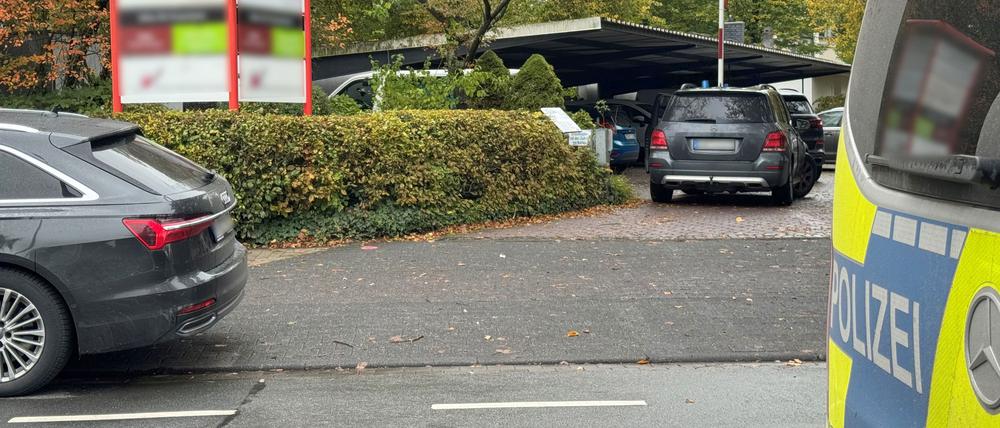 Einsatzwagen der Polizei stehen vor einer Paderborner Berufsschule.