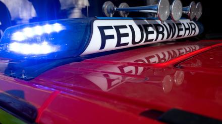 Die Feuerwehr konnte das ausgeschüttete Öl binden. (Symbolbild)