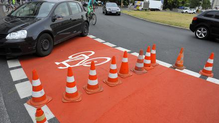 Fahrradweg, Radweg am Moritzplatz
Am Moritzplatz in Berlin Kreuzberg wird die Markierung für die Radspur erneuert.
Eine farbige, rote an den Einmündungen damit die Spur deutlicher zu erkennen ist und breite weiße im Kreisverkehr.
Im August 2015
Foto: Doris Spiekermann-Klaas