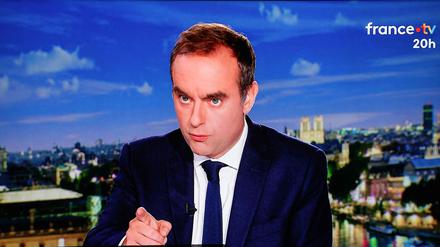 Dieses Foto zeigt einen Fernsehbildschirm, auf dem der scheidende französische Premierminister Sébastien Lecornu während eines Live-Interviews in einem Studio des französischen Fernsehsenders France 2 in Paris am 8. Oktober 2025 zu sehen ist.