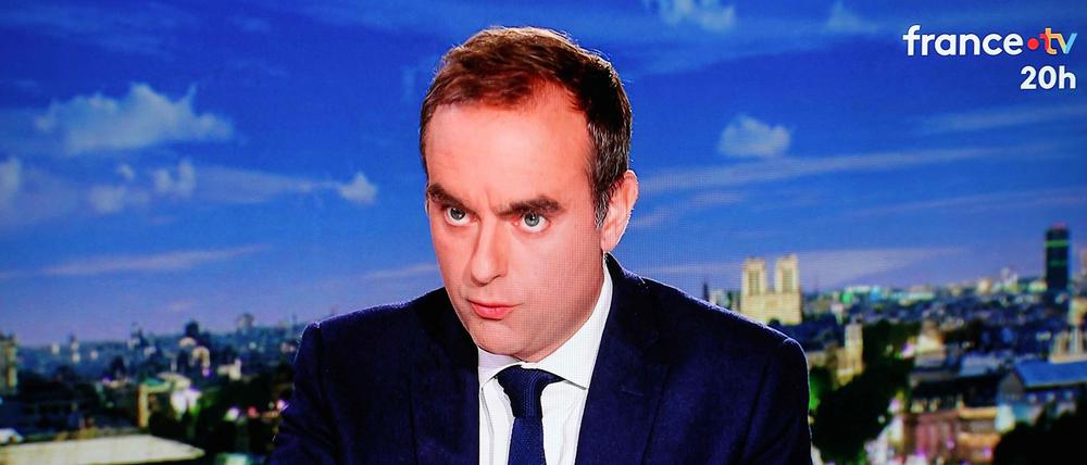 Dieses Foto zeigt einen Fernsehbildschirm, auf dem der scheidende französische Premierminister Sébastien Lecornu während eines Live-Interviews in einem Studio des französischen Fernsehsenders France 2 in Paris am 8. Oktober 2025 zu sehen ist.