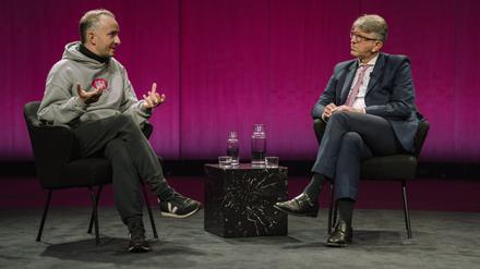 Der Satiriker Jan Böhmermann im Gespräch mit Kulturstaatsminister Wolfram Weimer im Haus der Kulturen der Welt im Rahmen der Ausstellung „Die Möglichkeit der Unvernunft“.