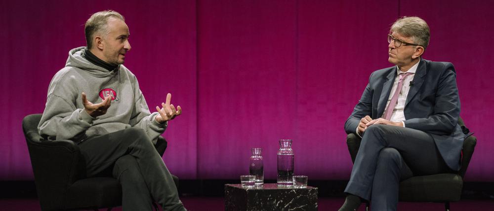Der Satiriker Jan Böhmermann im Gespräch mit Kulturstaatsminister Wolfram Weimer im Haus der Kulturen der Welt im Rahmen der Ausstellung „Die Möglichkeit der Unvernunft“.